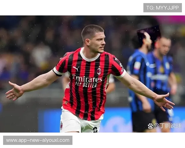 AC米兰约维奇禁区前支点扎实